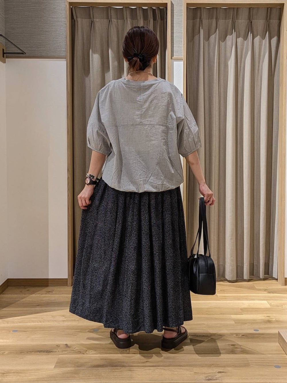 ブラック系のショルダーバッグ、グレー系のシャツ/ブラウス、ブラウン系のサンダルを着用したレディースの夏コーディネートの3枚目の写真