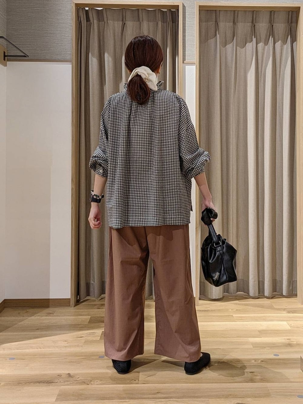 ブラック系のシャツ/ブラウス、ブラック系のトートバッグ、ブラウン系のその他パンツを着用したレディースの夏コーディネートの3枚目の写真