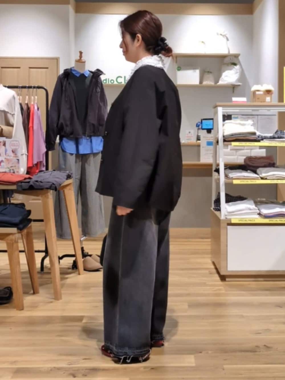 レッド系のその他シューズ、ブラック系のノーカラージャケット、ブラック系のデニムパンツを着用したレディースの秋コーディネートの2枚目の写真