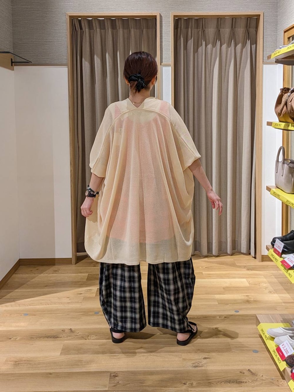 ブラック系のサンダル、ブラック系のトートバッグ、ブラック系のその他パンツを着用したレディースの春コーディネートの2枚目の写真