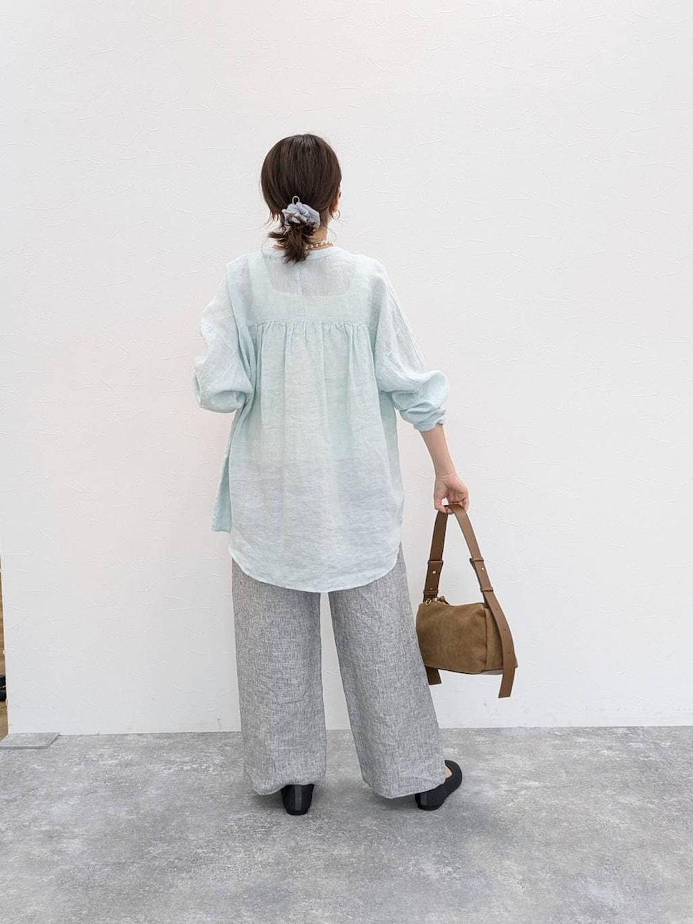 その他のその他パンツ、ブラウン系のショルダーバッグ、グレー系のパンプスを着用したレディースの春コーディネートの2枚目の写真