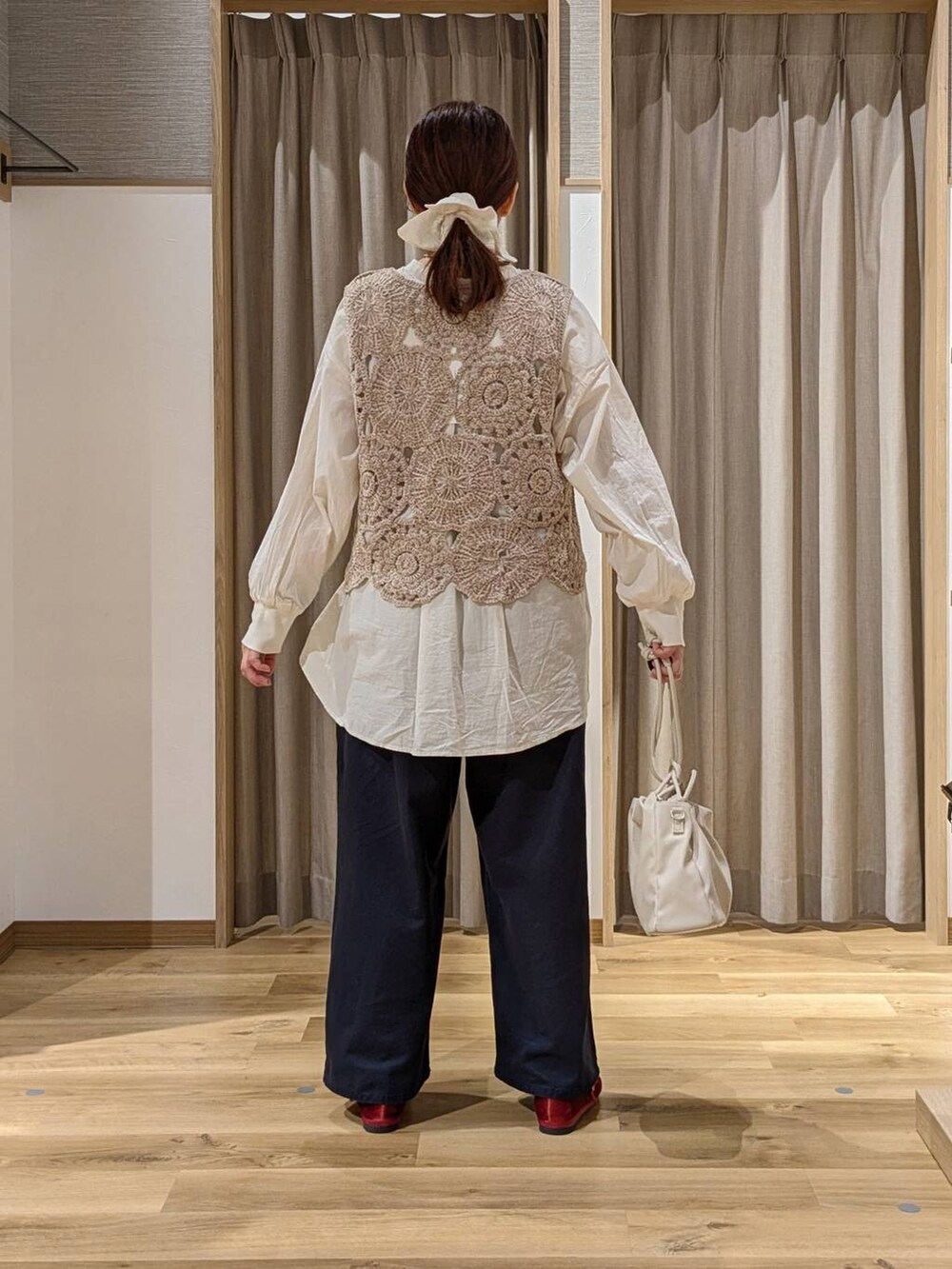 レッド系のその他シューズ、グレー系のショルダーバッグ、ベージュ系のシャツ/ブラウスを着用したレディースの秋コーディネートの3枚目の写真