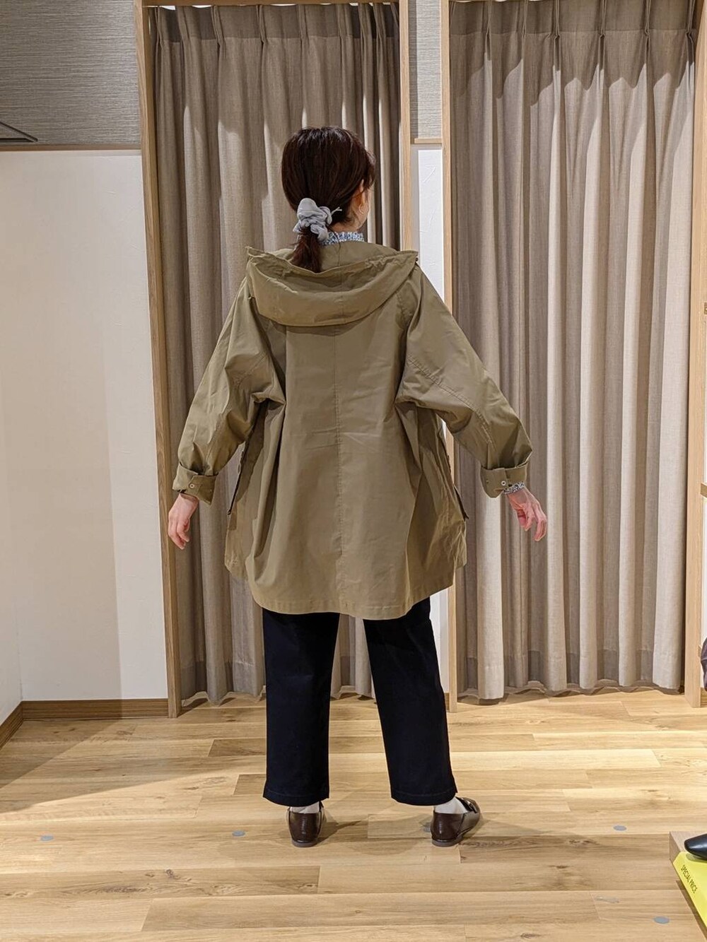 ベージュ系のブルゾン、ブルー系のその他パンツ、ブラウン系のローファーを着用したレディースの春コーディネートの2枚目の写真
