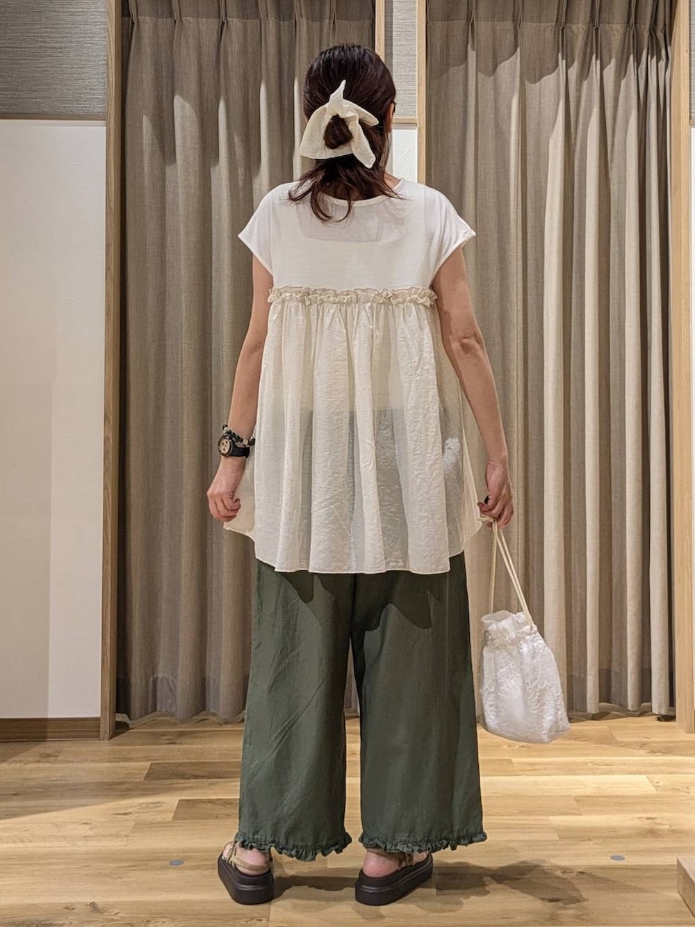 グリーン系のその他パンツ、ベージュ系のサンダル、ホワイト系のTシャツ/カットソーを着用したレディースの夏コーディネートの3枚目の写真