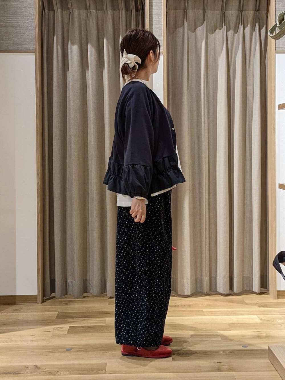 ブルー系のその他パンツ、レッド系のその他シューズ、レッド系のショルダーバッグを着用したレディースの秋コーディネートの2枚目の写真