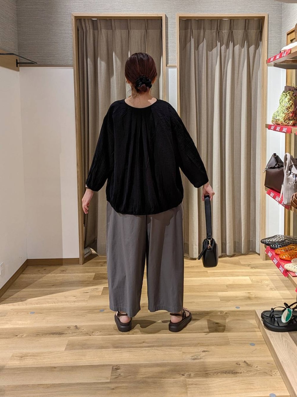 ブラック系のショルダーバッグ、その他のその他パンツ、ブラック系のサンダルを着用したレディースの夏コーディネートの2枚目の写真