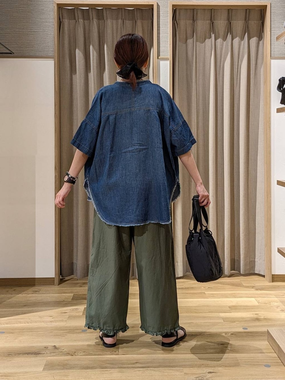 グリーン系のその他パンツ、ベージュ系のベスト、ブラウン系のサンダルを着用したレディースの夏コーディネートの3枚目の写真