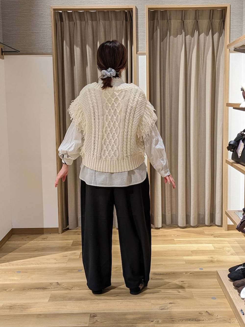 その他のシャツ/ブラウス、ブラック系のその他パンツ、その他のスニーカーを着用したレディースの冬コーディネートの2枚目の写真