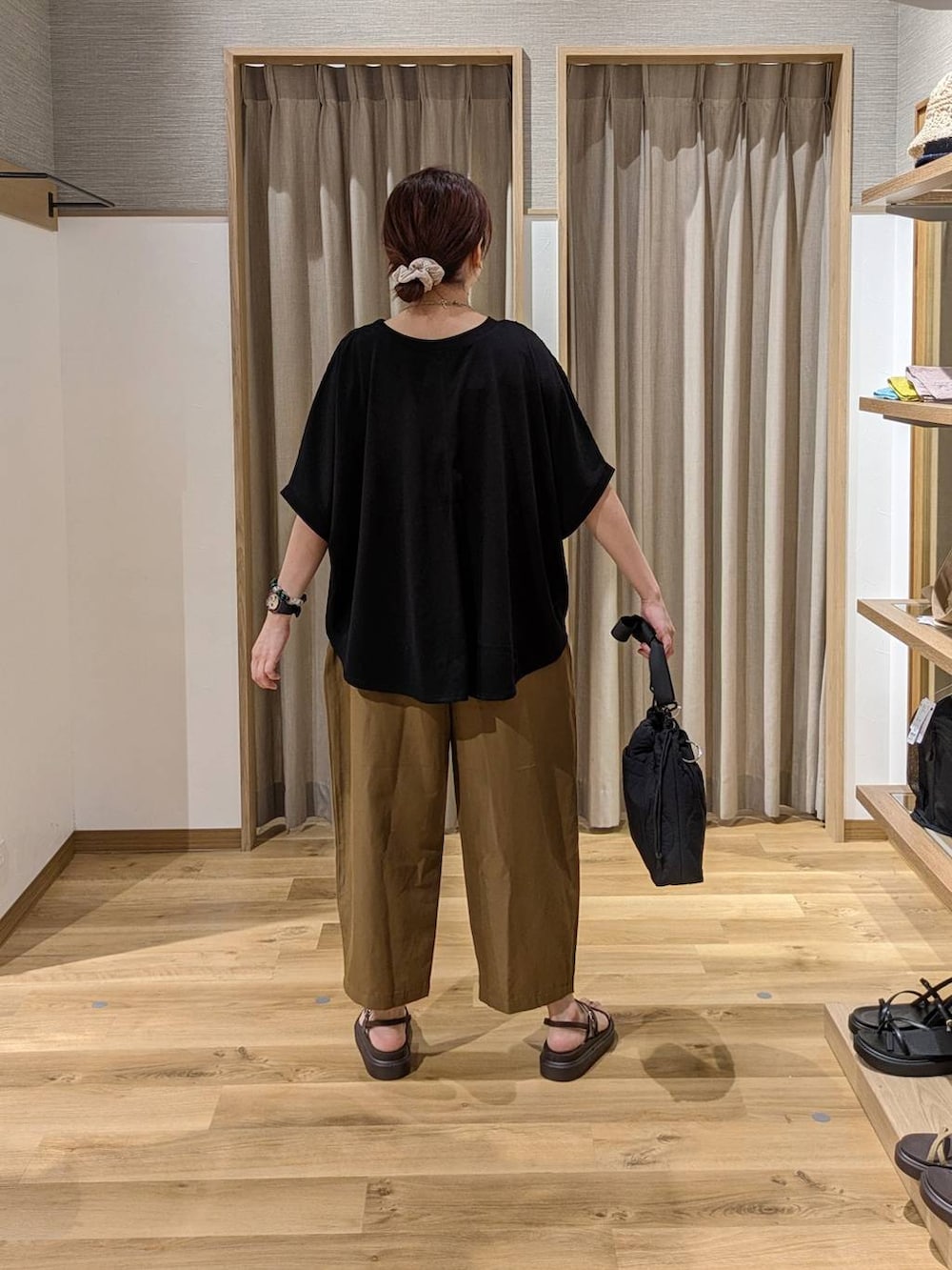 ブラック系のTシャツ/カットソー、ブラック系のショルダーバッグ、ブラウン系のその他パンツを着用したレディースの夏コーディネートの2枚目の写真