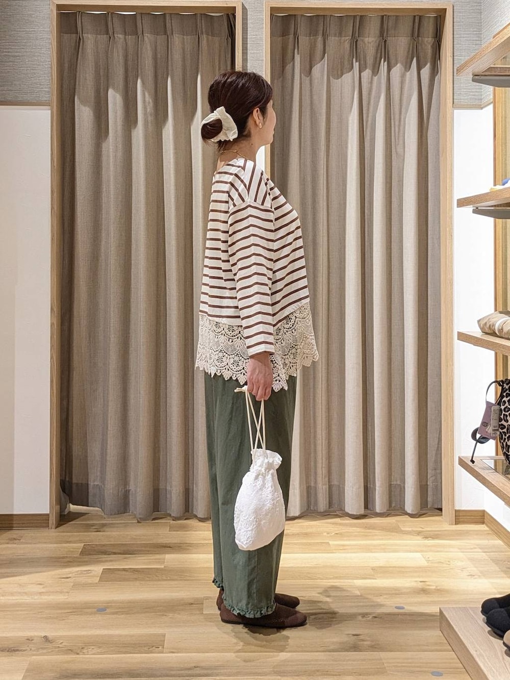 グリーン系のその他パンツ、ホワイト系のTシャツ/カットソー、その他のネックレスを着用したレディースの秋コーディネートの3枚目の写真