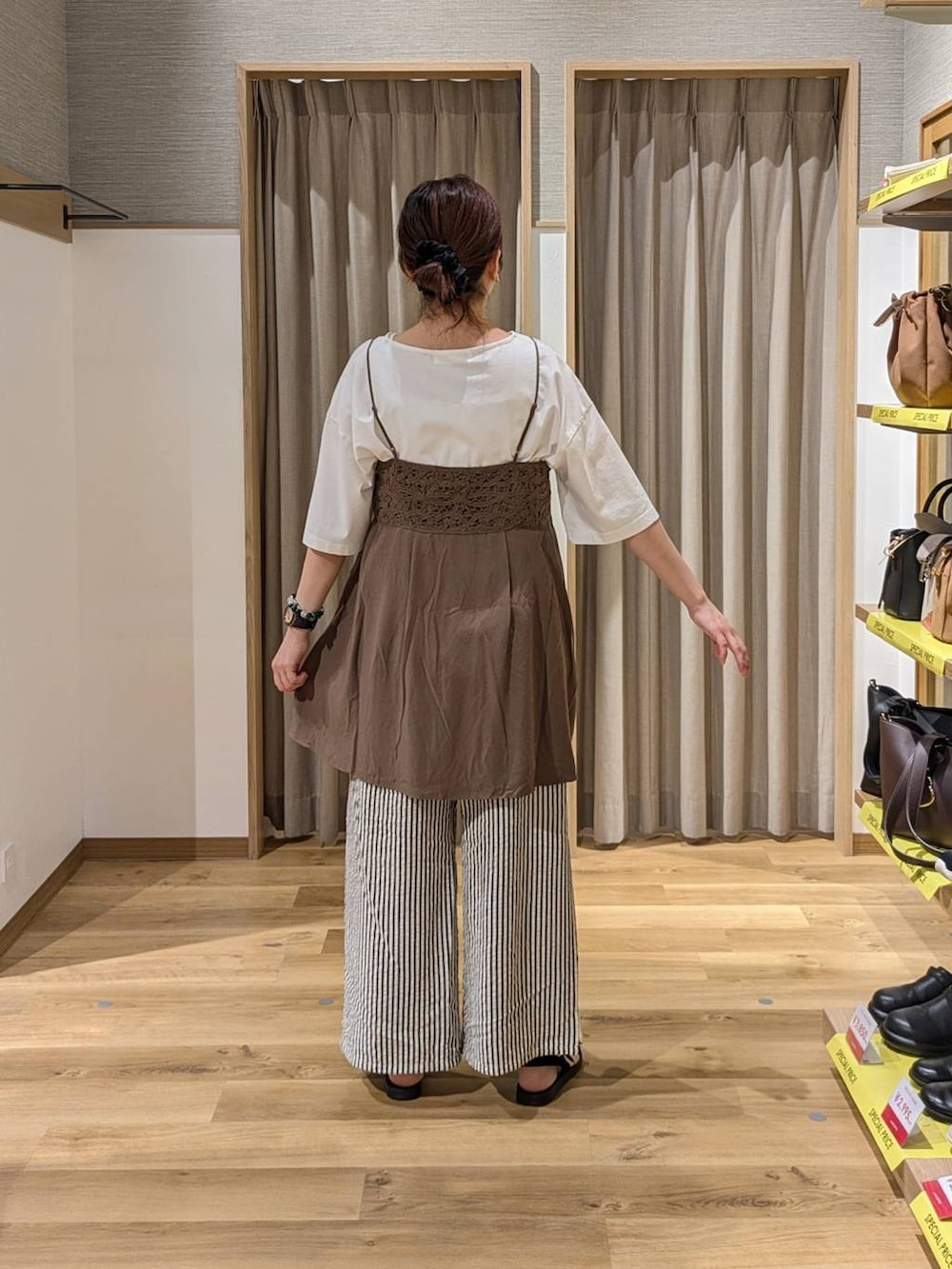ブラウン系のショルダーバッグ、ブラック系のサンダル、その他のその他パンツを着用したレディースの春コーディネートの2枚目の写真