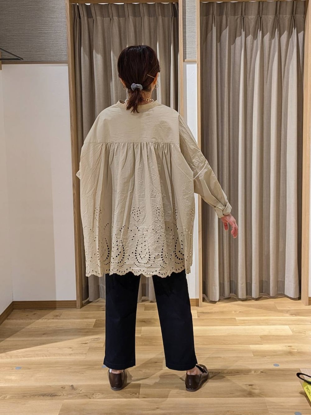 ブルー系のその他パンツ、ブラウン系のトートバッグ、ブラウン系のローファーを着用したレディースの春コーディネートの2枚目の写真