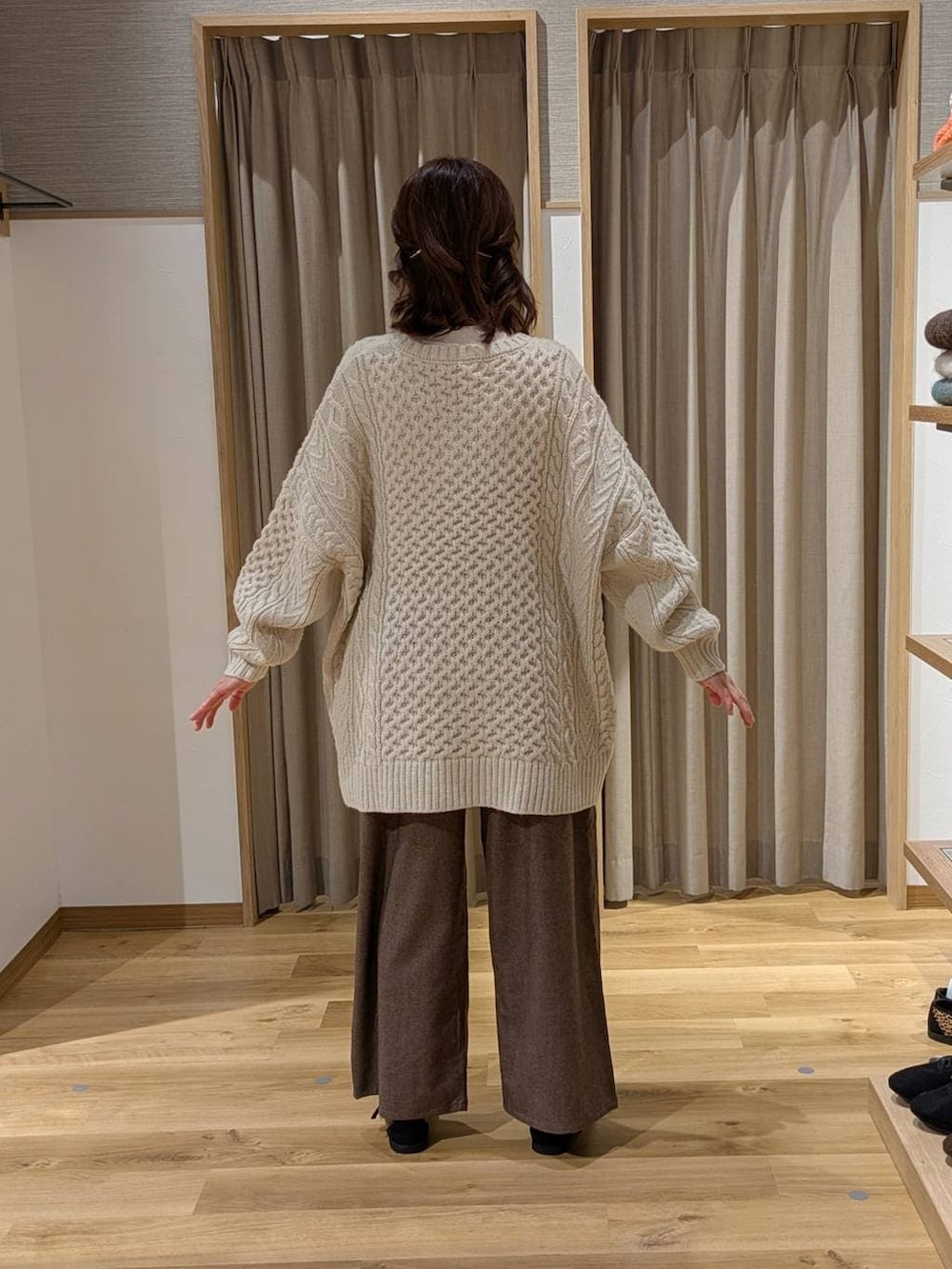 ブラウン系のその他パンツ、ホワイト系のTシャツ/カットソー、ブラック系のショルダーバッグを着用したレディースの冬コーディネートの2枚目の写真