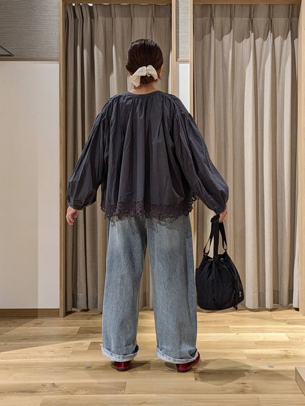 ブルー系のデニムパンツ、レッド系のその他シューズ、ブルー系のシャツ/ブラウスを着用したレディースの秋コーディネートの4枚目の写真