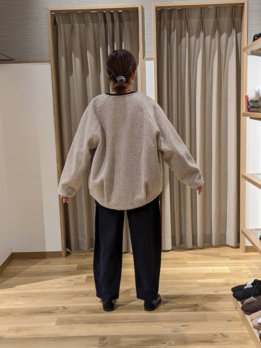 ブルー系のその他パンツ、ベージュ系のノーカラーコート、ブルー系のニット/セーターを着用したレディースの冬コーディネートの3枚目の写真