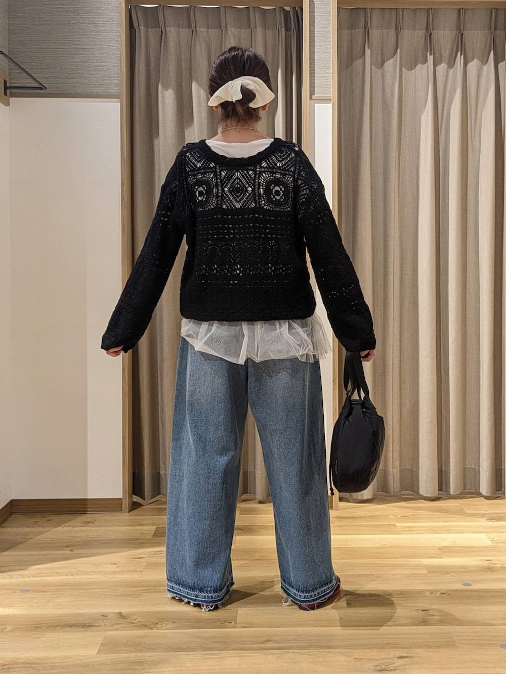 レッド系のその他シューズ、その他のTシャツ/カットソー、ブルー系のデニムパンツを着用したレディースの秋コーディネートの3枚目の写真
