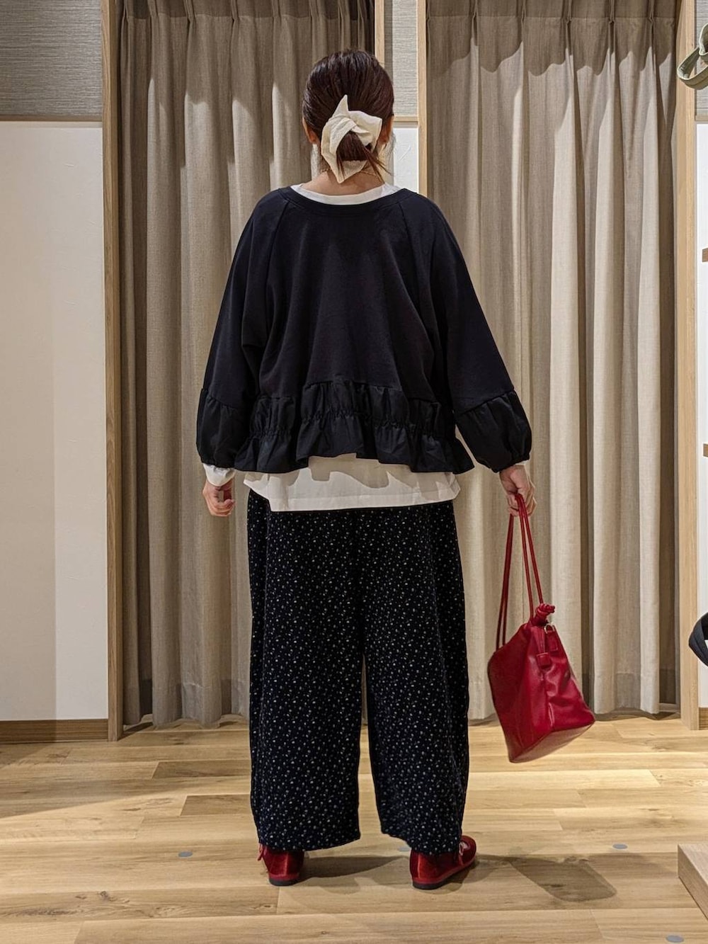 ブルー系のその他パンツ、レッド系のその他シューズ、レッド系のショルダーバッグを着用したレディースの秋コーディネートの3枚目の写真