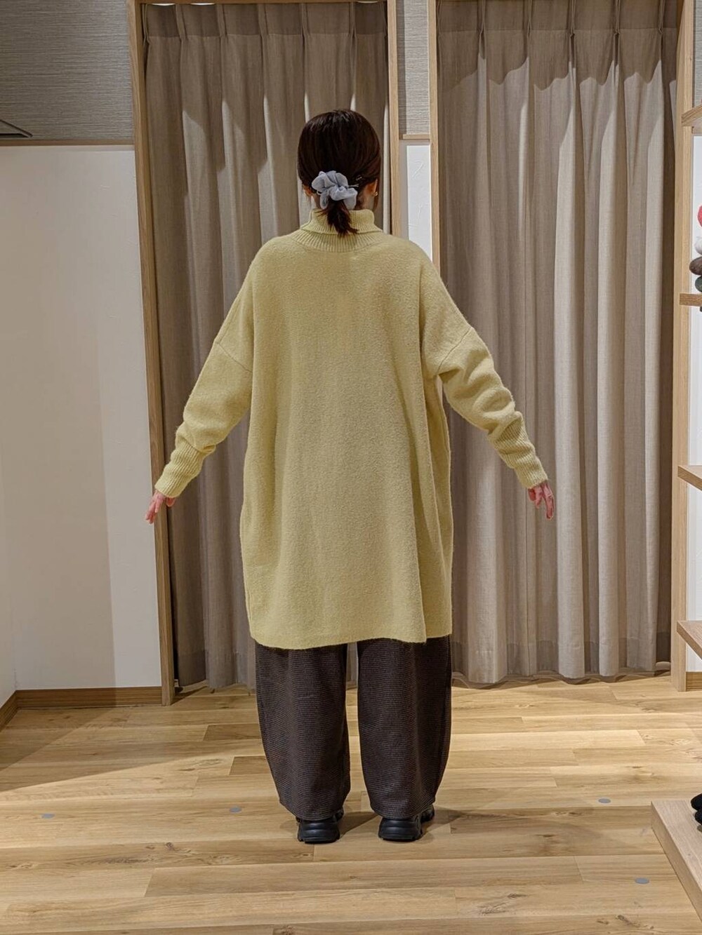 ブラック系のブーツ、ブラウン系のその他パンツ、ブラック系のショルダーバッグを着用したレディースの冬コーディネートの2枚目の写真