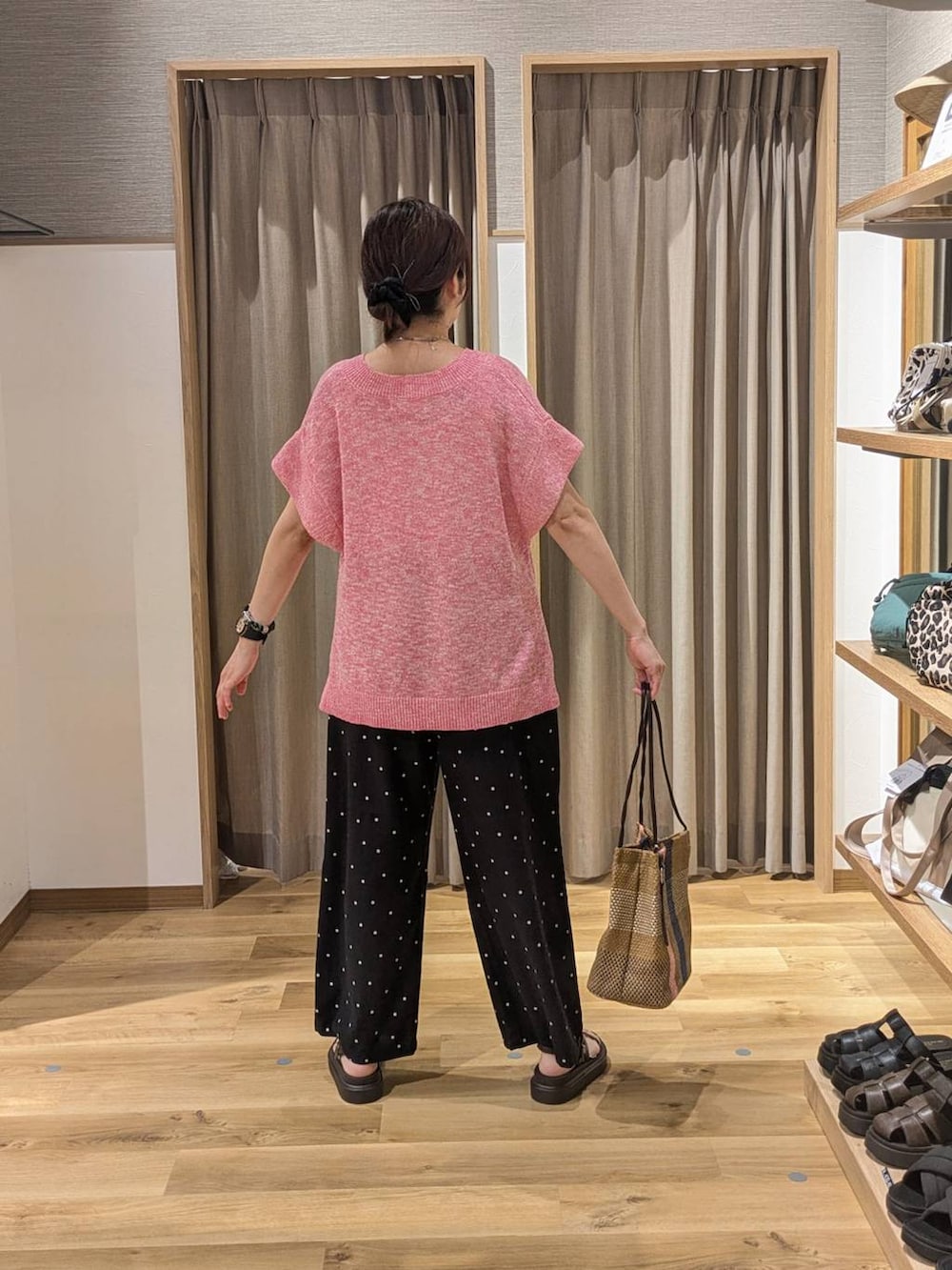 ピンク系のトートバッグ、ブラウン系のサンダル、その他のその他パンツを着用したレディースの夏コーディネートの2枚目の写真