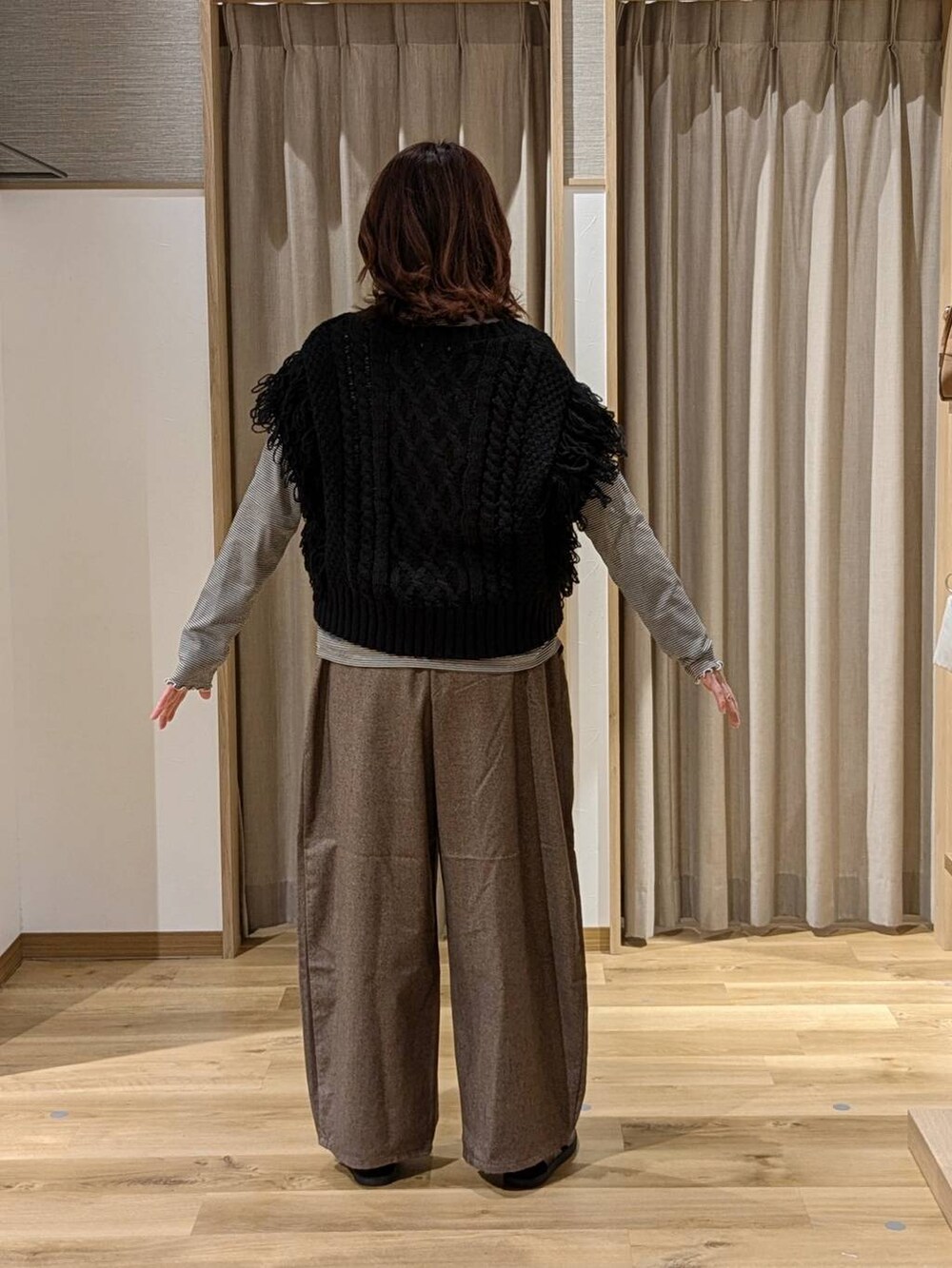 ブラウン系のその他パンツ、その他のTシャツ/カットソー、ブラック系のショルダーバッグを着用したレディースの冬コーディネートの2枚目の写真