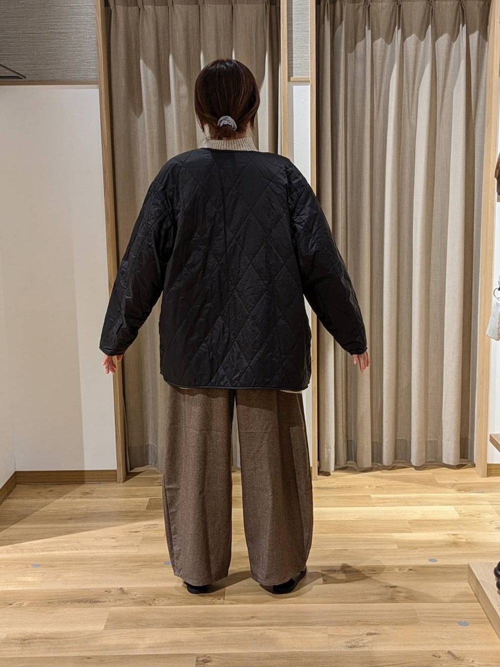 その他のブルゾン、ブラウン系のその他パンツ、ベージュ系のニット/セーターを着用したレディースの冬コーディネートの2枚目の写真