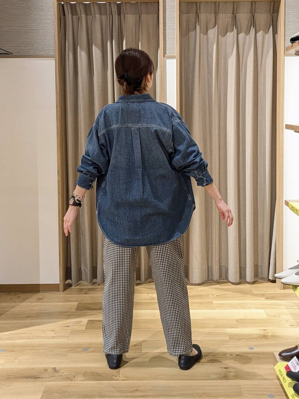 ブルー系のシャツ/ブラウス、その他のその他パンツ、グレー系のパンプスを着用したレディースの春コーディネートの2枚目の写真