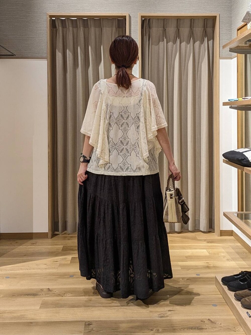 ベージュ系のシャツ/ブラウス、ブルー系のショルダーバッグ、ブラウン系のサンダルを着用したレディースの夏コーディネートの2枚目の写真