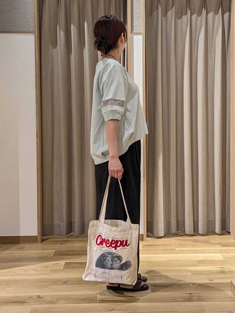 グリーン系のTシャツ/カットソー、ブラック系のその他パンツ、ブラウン系のサンダルを着用したレディースの夏コーディネートの3枚目の写真