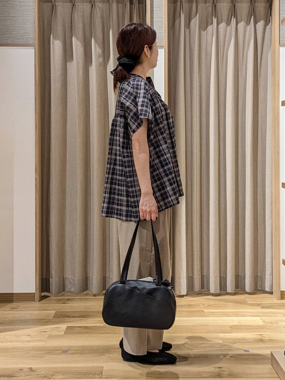 ブラック系のショルダーバッグ、その他のシャツ/ブラウス、ベージュ系のその他パンツを着用したレディースの夏コーディネートの2枚目の写真