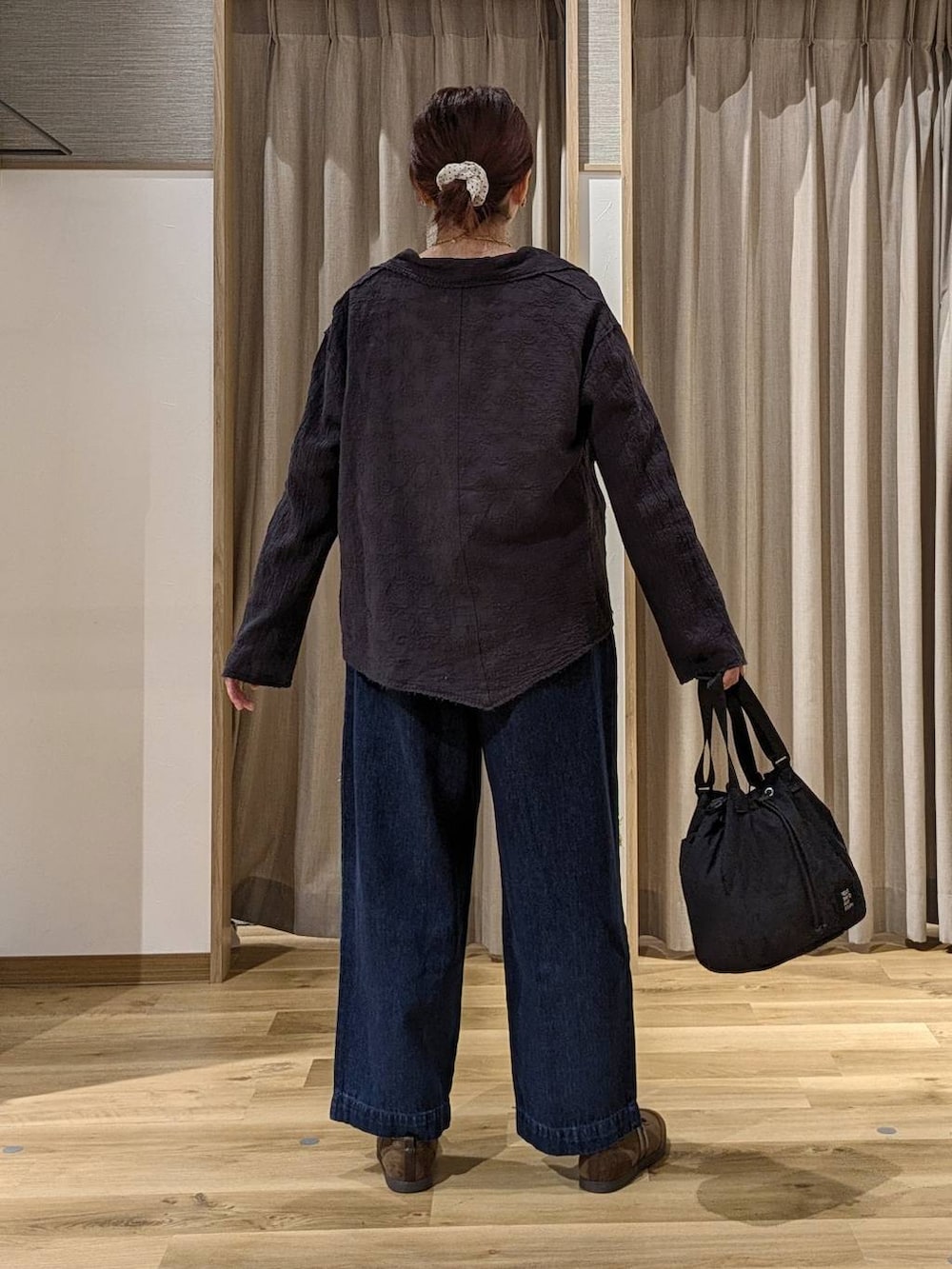 ホワイト系のTシャツ/カットソー、ブルー系のデニムパンツ、グレー系のシャツ/ブラウスを着用したレディースの秋コーディネートの3枚目の写真
