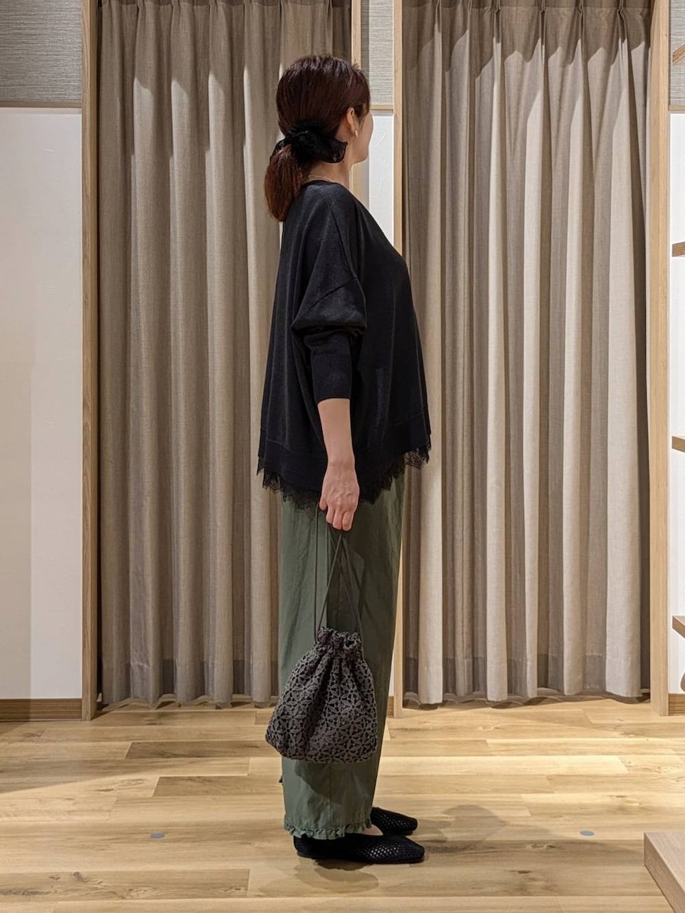 グリーン系のその他パンツ、グレー系のカーディガン/ボレロ、ブラック系のパンプスを着用したレディースの夏コーディネートの2枚目の写真