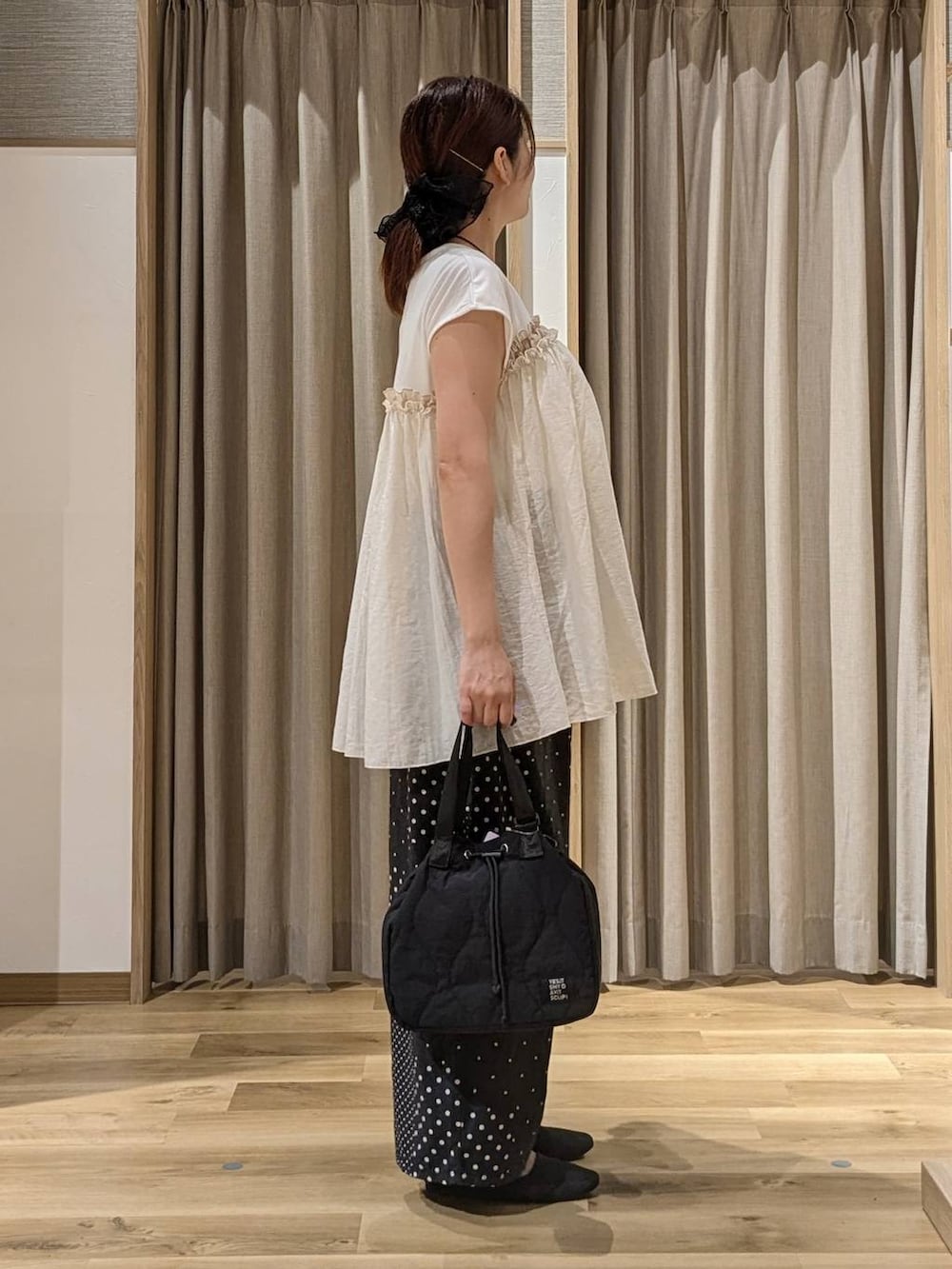 ブラック系のその他パンツ、ホワイト系のTシャツ/カットソー、ブラック系のショルダーバッグを着用したレディースの夏コーディネートの2枚目の写真