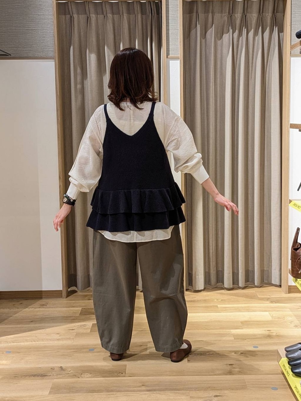 ブラウン系のショルダーバッグ、グリーン系のその他パンツ、ホワイト系のシャツ/ブラウスを着用したレディースの春コーディネートの2枚目の写真