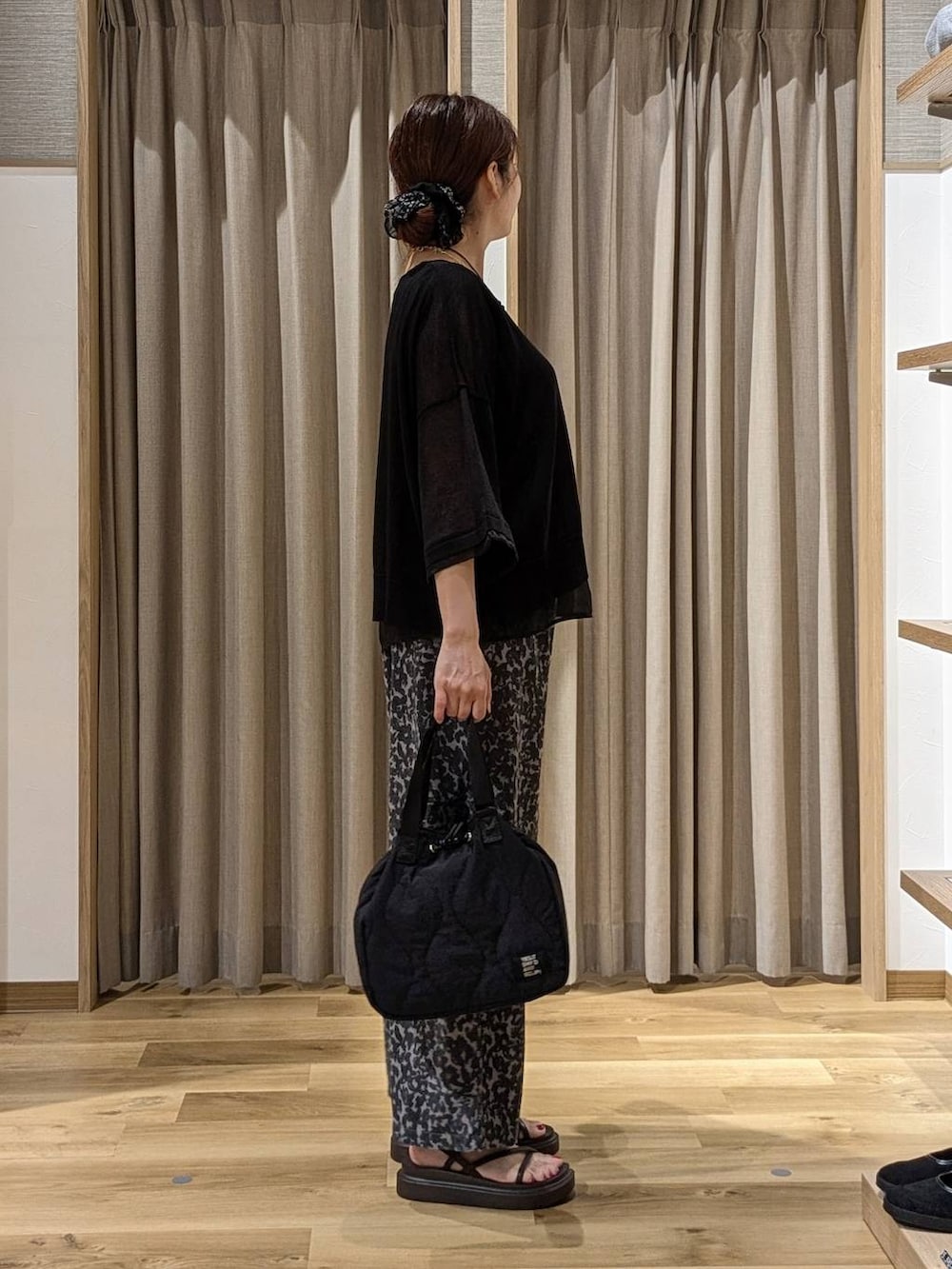 ブラウン系のサンダル、その他のその他パンツ、ブラック系のニット/セーターを着用したレディースの夏コーディネートの2枚目の写真