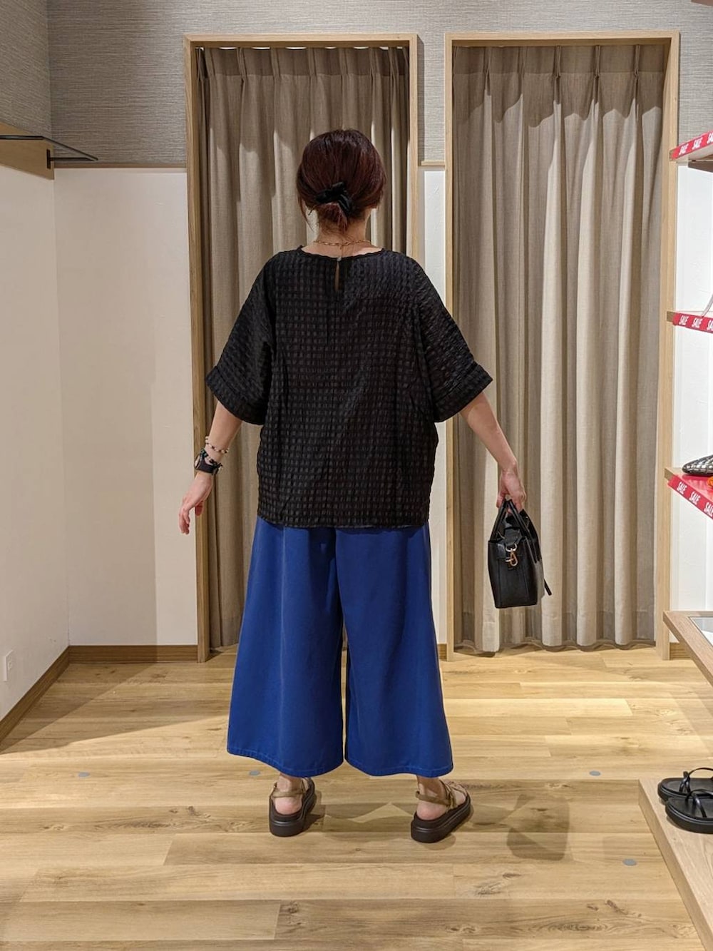 ベージュ系のサンダル、ブラック系のショルダーバッグ、ブルー系のその他パンツを着用したレディースの夏コーディネートの2枚目の写真