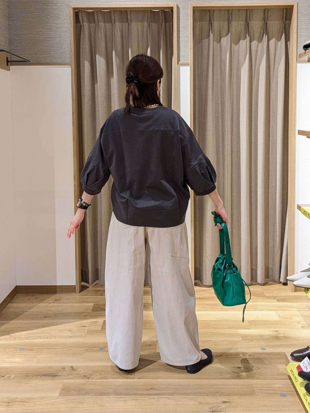 その他のスウェット、グレー系のパンプス、グレー系のその他パンツを着用したレディースの春コーディネートの2枚目の写真