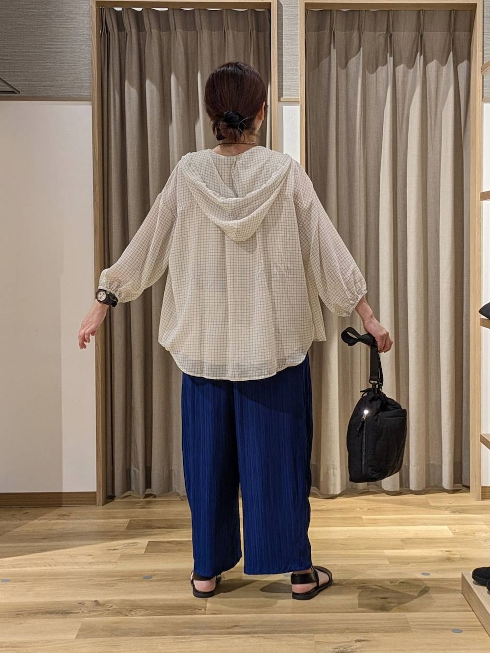 その他のシャツ/ブラウス、ブルー系のその他パンツ、ブラック系のショルダーバッグを着用したレディースの夏コーディネートの3枚目の写真