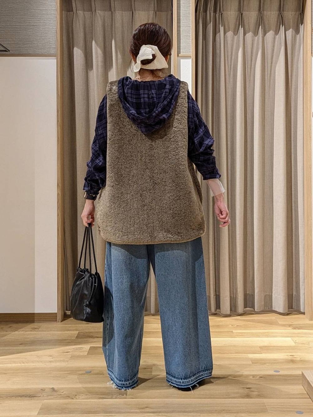 ブラック系のスリッポン、その他のTシャツ/カットソー、ブラック系のショルダーバッグを着用したレディースの秋コーディネートの3枚目の写真