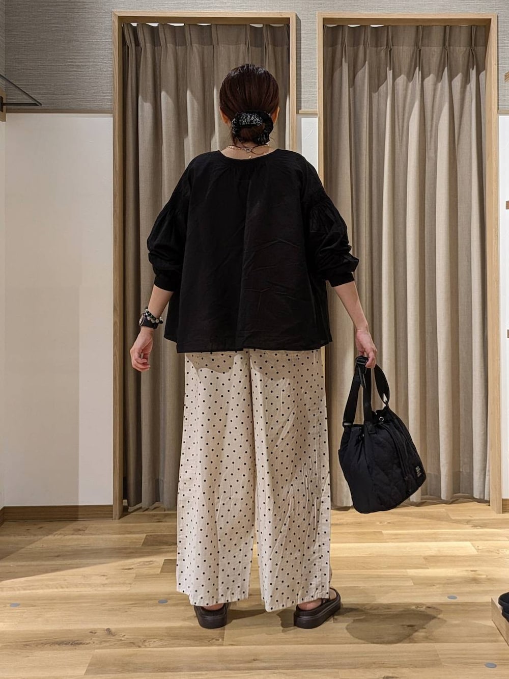 ブラック系のシャツ/ブラウス、ベージュ系のシャツ/ブラウス、ブラウン系のサンダルを着用したレディースの夏コーディネートの3枚目の写真