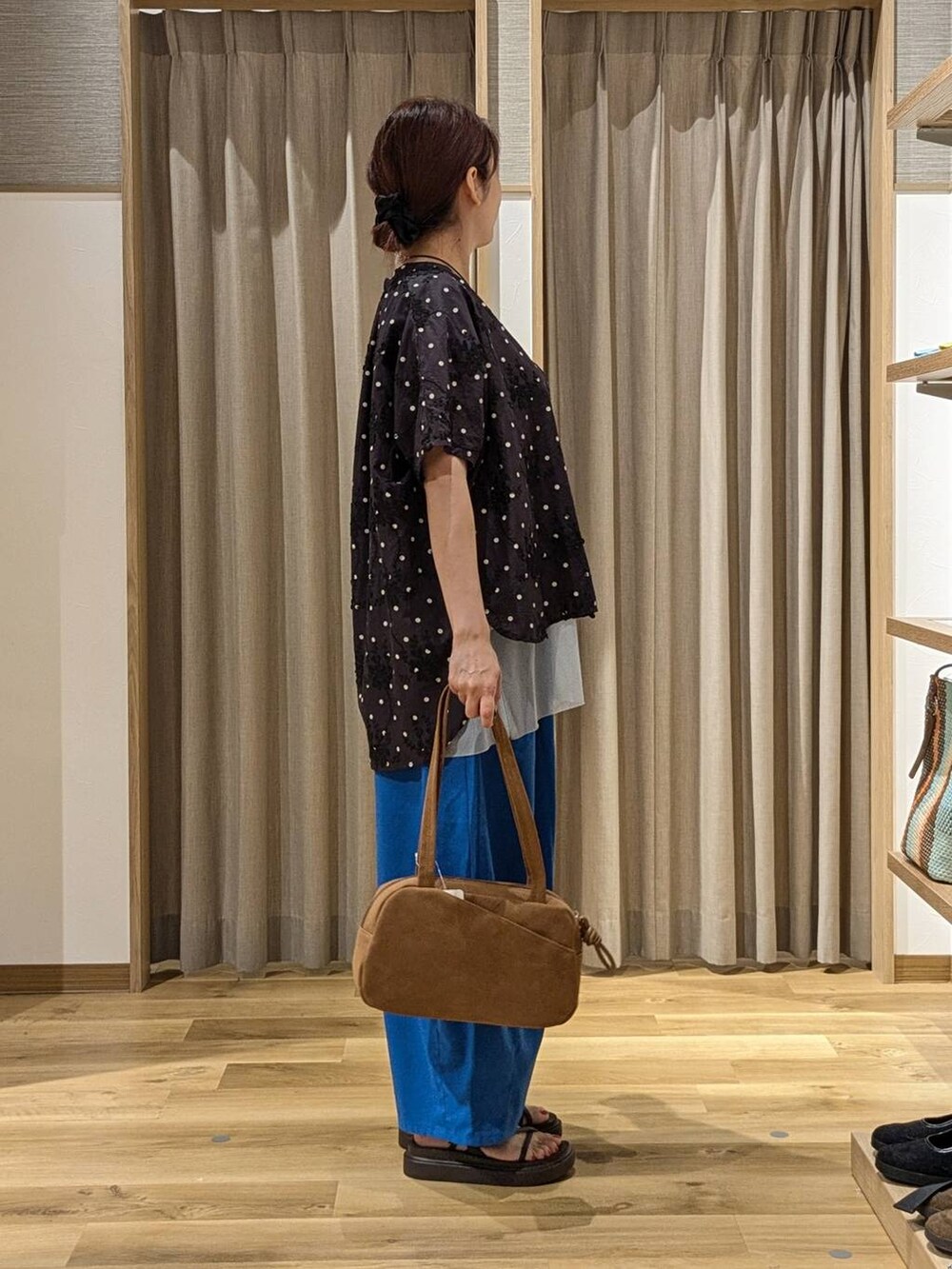 ブラウン系のショルダーバッグ、ホワイト系のTシャツ/カットソー、その他のシャツ/ブラウスを着用したレディースの夏コーディネートの2枚目の写真