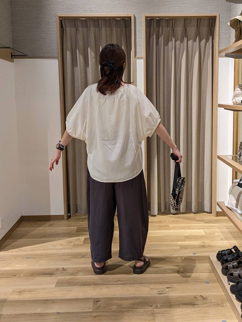 ブラウン系のサンダル、その他のその他パンツ、ブラウン系のショルダーバッグを着用したレディースの夏コーディネートの2枚目の写真