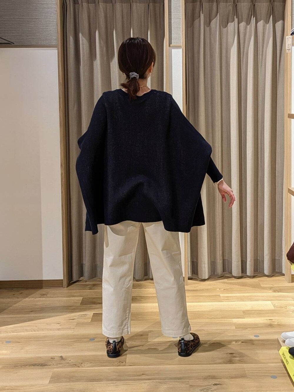 ベージュ系のその他パンツ、ブラウン系のトートバッグ、ブラウン系のパンプスを着用したレディースの春コーディネートの2枚目の写真