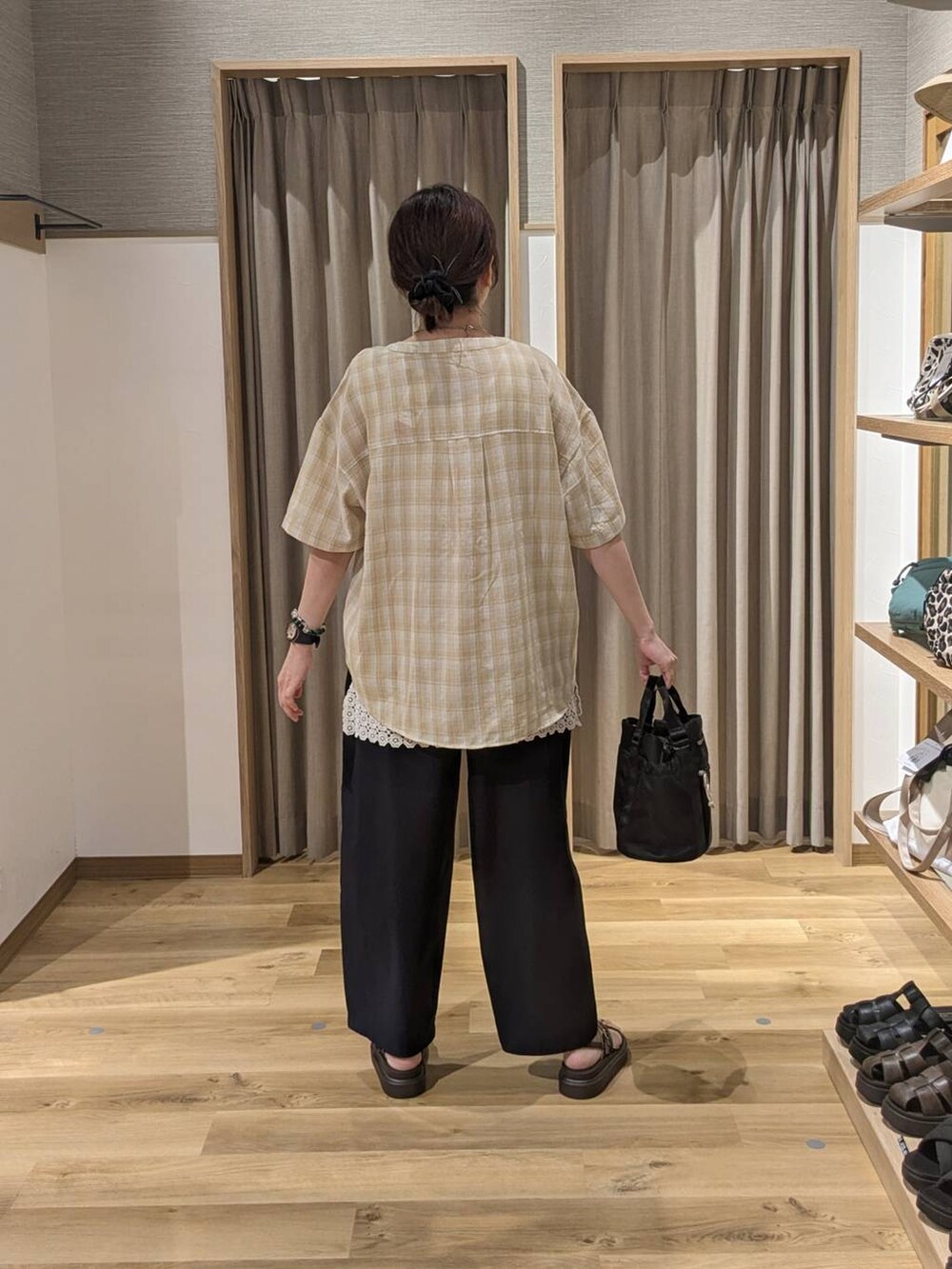 ブルー系のその他パンツ、ブラック系のサンダル、ブラック系のショルダーバッグを着用したレディースの夏コーディネートの2枚目の写真