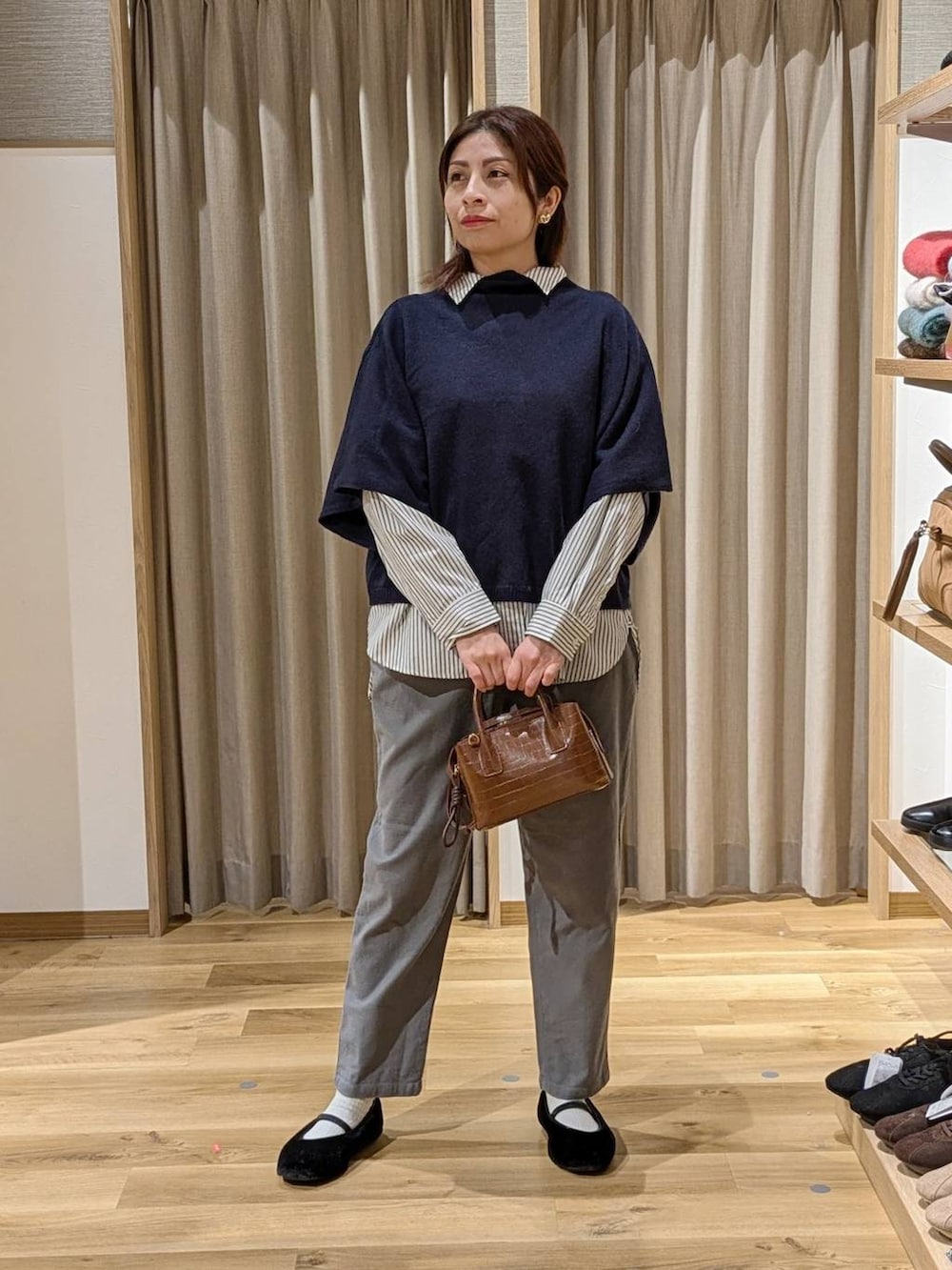 グレー系のその他パンツ、ブルー系のベスト、その他のシャツ/ブラウスを着用したレディースの冬コーディネートの2枚目の写真