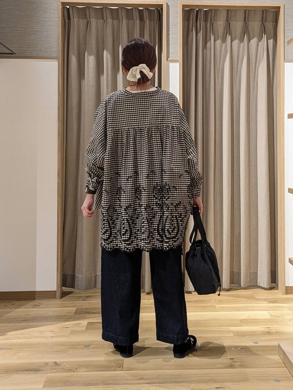 ブラック系のその他シューズ、ブルー系のデニムパンツ、ホワイト系のTシャツ/カットソーを着用したレディースの秋コーディネートの3枚目の写真