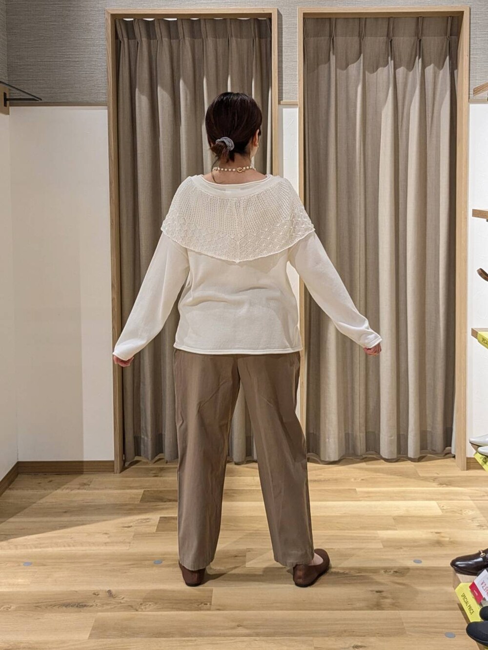 ベージュ系のトートバッグ、ブラウン系のその他パンツ、ブラウン系のパンプスを着用したレディースの春コーディネートの2枚目の写真