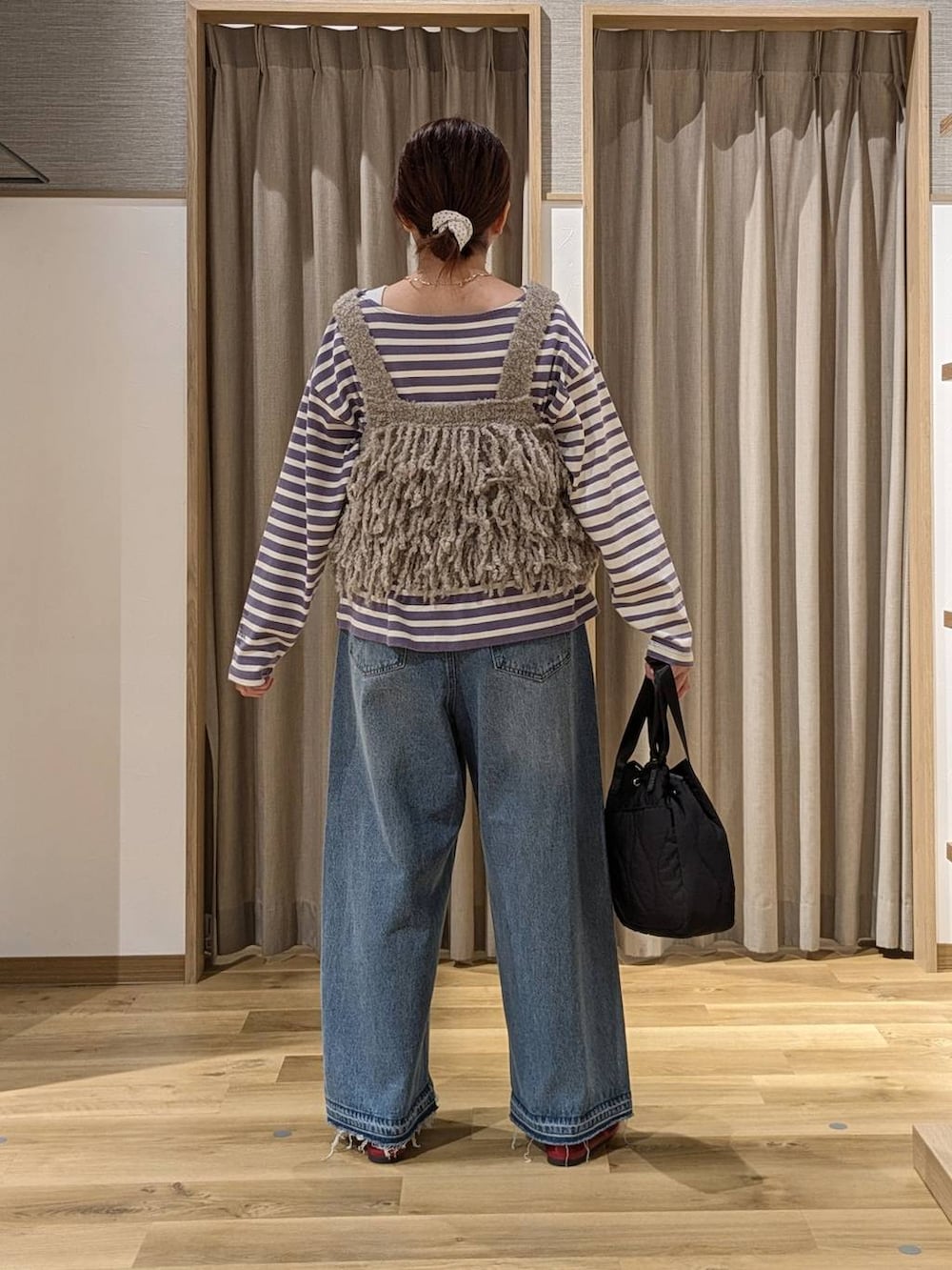 レッド系のその他シューズ、ブラウン系のニット/セーター、その他のTシャツ/カットソーを着用したレディースの秋コーディネートの3枚目の写真