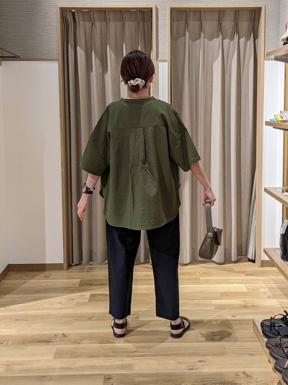 ホワイト系のTシャツ/カットソー、ブルー系のその他パンツ、ブラウン系のサンダルを着用したレディースの夏コーディネートの2枚目の写真