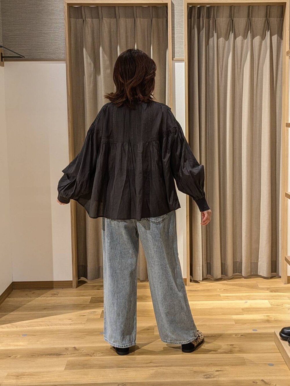 ブラック系のシャツ/ブラウス、ブラウン系のショルダーバッグ、その他のスニーカーを着用したレディースの冬コーディネートの2枚目の写真