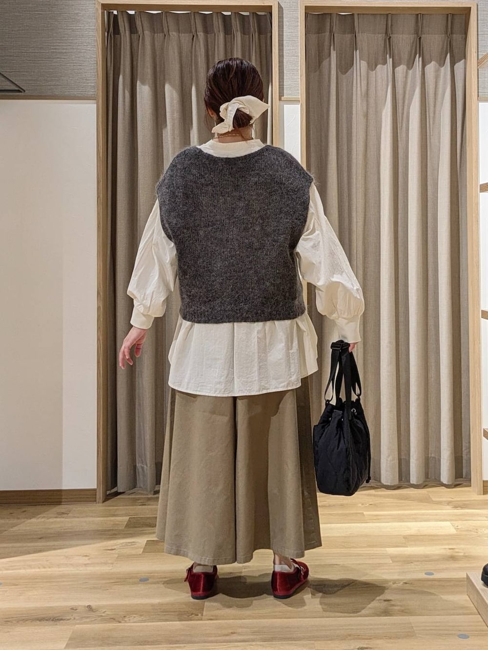 ベージュ系のチノパンツ、レッド系のその他シューズ、ベージュ系のシャツ/ブラウスを着用したレディースの秋コーディネートの3枚目の写真